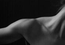 어깨 통증 완화 요가: 유연한 어깨를 위한 요가 동작 grayscale photo of naked woman