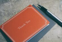 건강한 심리를 위한 긍정적 사고법 fountain pen next to red Thank You journal