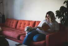 비만과 당뇨: 예방을 위한 생활습관 변화 woman and dog on sofa