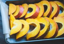 가을철 체중 감량: 건강한 운동과 식단 조절의 중요성 sliced fruit on black tray