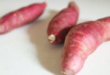 가을철 체중 감량, 운동과 식단 조절로 건강하게 a group of sausages