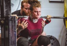 효과적인 체중 감량을 위한 HIIT 운동 가이드 woman carrying barbells