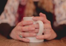 스트레스가 체중에 미치는 영향과 스트레스 관리 방법 person holding white ceramic mug