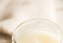 치아 미백: 자연적인 치아 미백 방법과 관리법 clear glass jar with white liquid