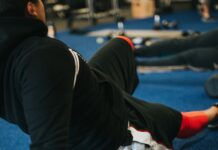 운동 후 48시간: 근육 회복과 성장을 위한 최적의 전략 person in black pants and white shirt