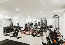 헬스장 초보자를 위한 가이드: 기구 사용법과 에티켓 black spin exercise bike lot