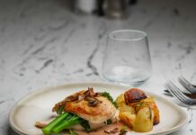 근육 회복을 위한 음식과 보충제로 운동 후 영양 회복 a white plate topped with meat and veggies