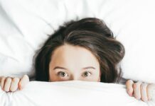 **잠이 안 오는 밤, 스마트폰 때문일지도 모른다 woman covering her face with blanket