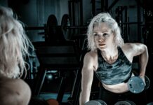 “거울 속 나는 점점 굽어가고 있다”…나도 모르게 망가진 자세, 고치는 법 woman in black tank top sitting on black chair