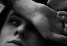 만성피로, 단순한 피곤함이 아닌 경계해야 할 건강 신호 a man holding his hand up to his head