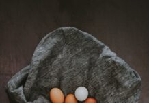 “오후 3시만 되면 멍해져요”… 집중력 무너지는 오후, 당 떨어지는 게 아닙니다 white and brown egg lot on grey textile