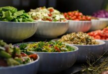 스트레스 상황에서 식욕이 요동치는 생리적 메커니즘 a group of bowls full of food
