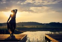 집에서 쉽게 시작하는 ‘마음 챙김’ 루틴…바쁜 일상 속 마음 건강 지키기 silhouette of woman standing on brown wooden dock during golden hour