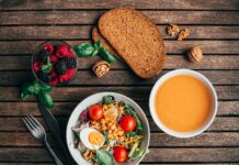 일상 속에서 지키는 여성 건강, 최근 트렌드와 실천 팁 sliced bread with sliced tomato and green vegetable on white ceramic plate