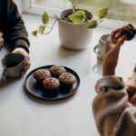 최근 부상한 ‘마음 챙김 식사’… 건강하게 먹는 새로운 습관 person holding brown and black round food on white ceramic plate