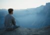 ‘나를 위한 투자’로 진화하는 웰니스 문화, 2024년 건강 트렌드를 바꾼다 man in gray shirt sits on cliff