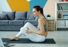 AI, 건강 관리의 일상 파트너로…똑똑하게 나를 지키는 방법 Woman exercising on yoga mat watching laptop