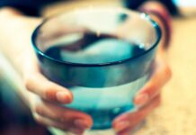 변화하는 일터, 건강 챙기는 직장인들의 새로운 습관법 full drinking glass