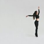 3분 만에 스트레스 ‘아웃’: 도파민과 세로토닌을 깨우는 댄스 테라피 woman in black sports bra and black leggings