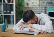 만성피로, 작은 습관으로 극복…나만의 리듬 찾는 실천 팁 주목 a man sitting at a desk with his head in his hands