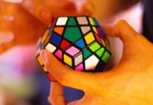 “뇌건강, 매일의 작은 습관에서 시작된다… 일상 속 뇌 지키는 생활법” person holding 3 x 3 rubiks cube