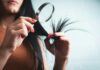 변화하는 헤어 건강 트렌드… 집에서 실천하는 두피 케어 루틴이 인기 Woman examining split ends of hair with magnifying glass