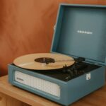 일상으로 스며든 웰니스 문화, 건강한 생활을 위한 실천법 A blue record player with a record on it.