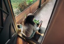 만성피로, 일상 속 작은 변화로 극복한다… 한국인 건강 루틴 새롭게 주목 Woman sitting on balcony with smartphone
