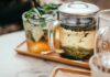 일상 속 대체요법, 건강 트렌드로 자리잡다 clear glass mug on tray