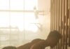 “근육, 내 몸을 바꾸는 새로운 건강 열쇠…일상 속 근력 강화 실천법 주목” a man is doing push ups on a machine