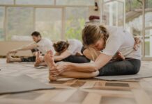 현대인의 건강한 일상, 필라테스에서 찾다 a group of people doing yoga in a room