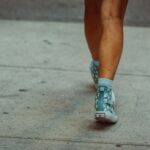 바쁜 일상 속 건강 지키기, ‘마이크로 운동’이 뜬다 Legs and feet walking on a sidewalk