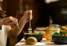 한 끼에 집중하는 ‘마인드풀 이팅’… 한국인의 식탁에도 변화 바람 person holding silver fork and knife
